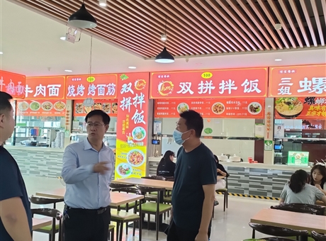 副校長(zhǎng)深入食堂檢查指導(dǎo)，護(hù)航新生就餐“第一餐”