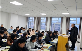 校長李海軍深入聯(lián)系班級、宿舍、課堂與學生談?chuàng)敗⒃挸砷L